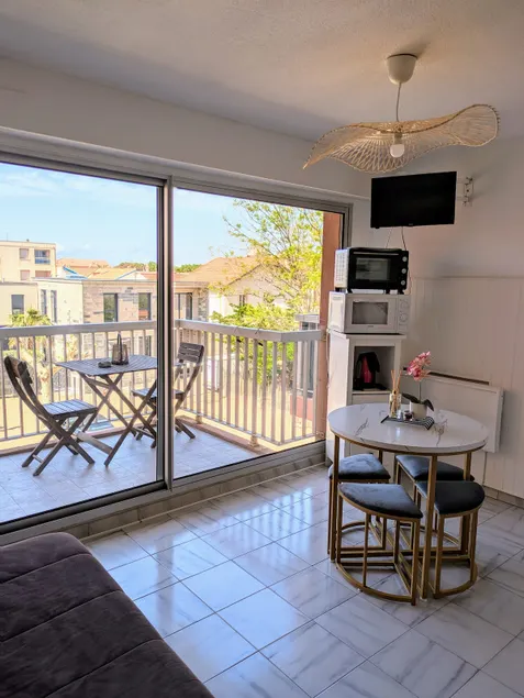 Valras Apartment – Beachfront - Image 1