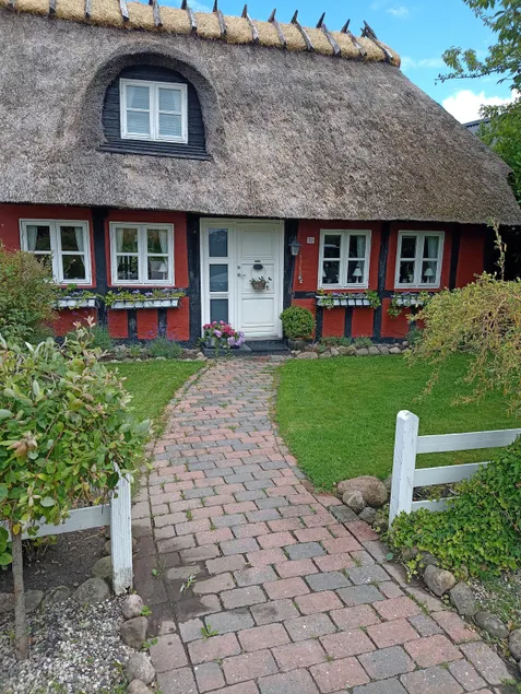 Idyllic half-timbered house/garden - Image 1