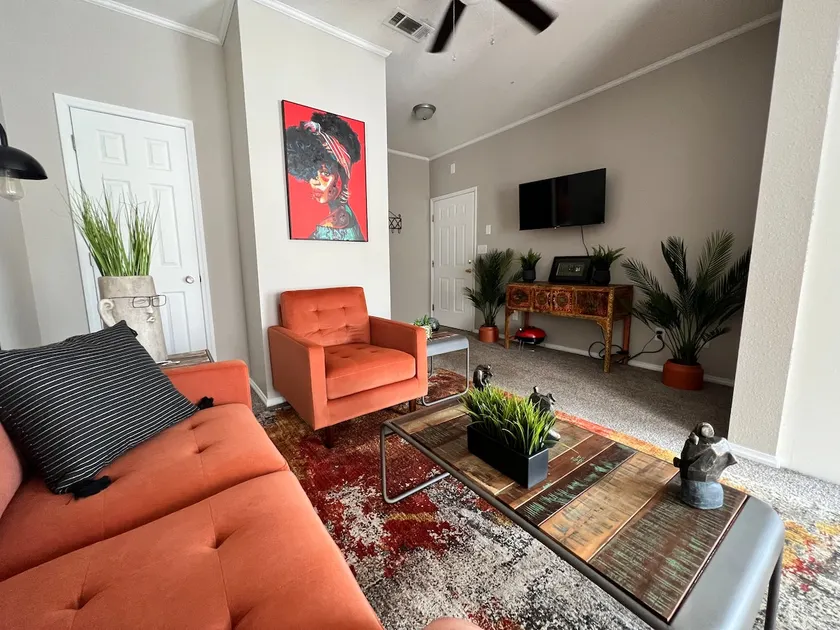 Quiet Traveling Executive Suite 49 - Image 1