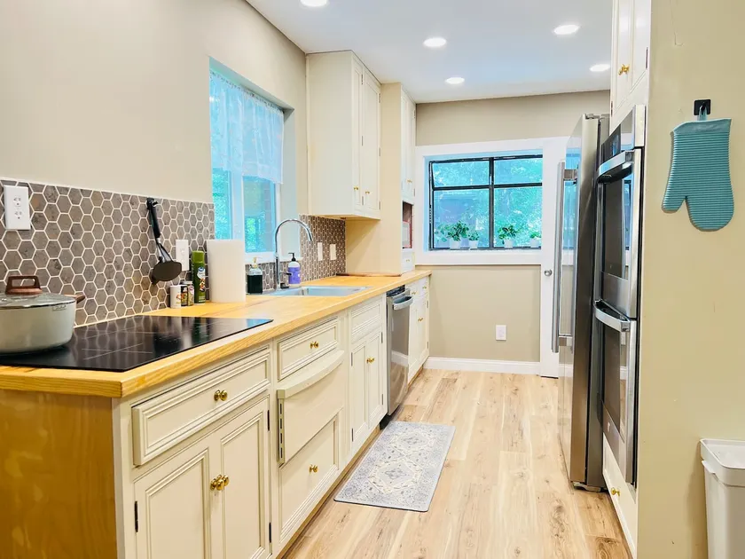 Chefs kitchen, 15 min to DT, Private drive/carport - Image 1