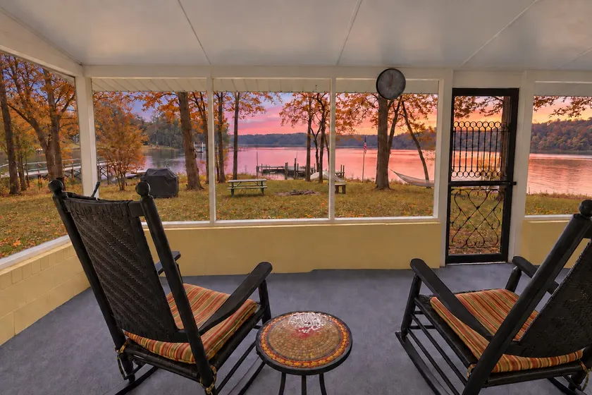 Lakefront Cottage: King Bed, Dock & Screened Porch - Image 1