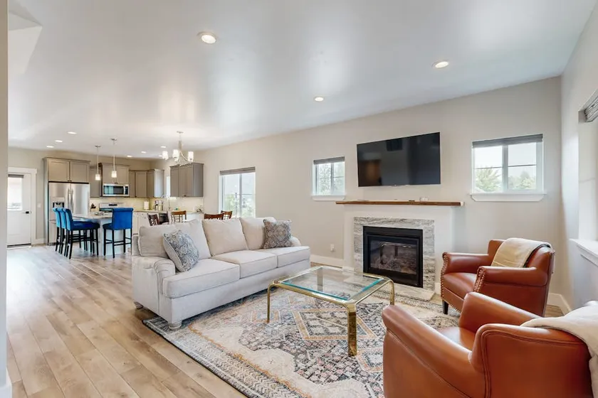 3BR townhome with pool, hot tub, WiFi, fireplace - Image 1