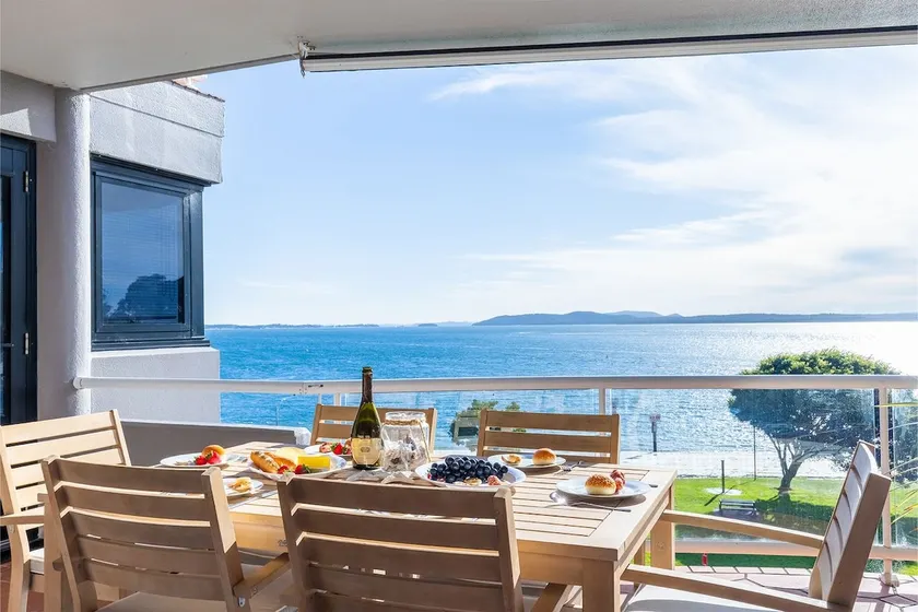 Florentine, 8 11 Columbia Close - opposite the beach with Air con and water views - Image 1