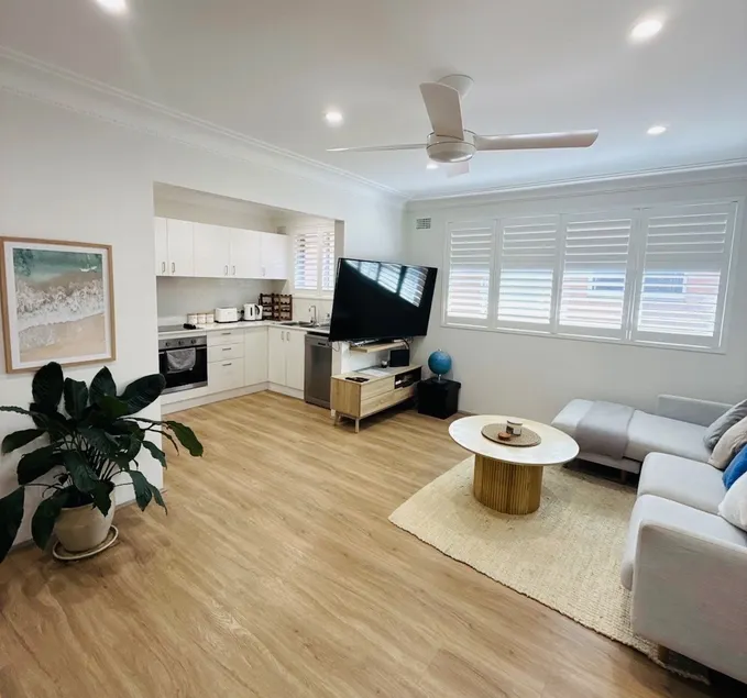 Beachside Coogee Apt with Parking - Image 1