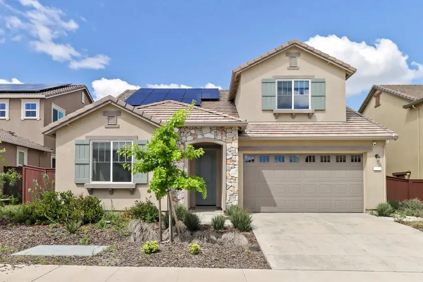 Monthly or Daily Stay in Spacious 4BD for Family or Work with Outdoor backyard and BBQ grill - Image 1