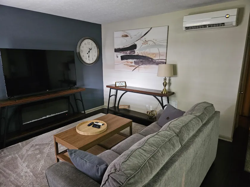 26 2 Queen Beds - 1 Bath- 2nd Floor- Pet Friendly - Image 1
