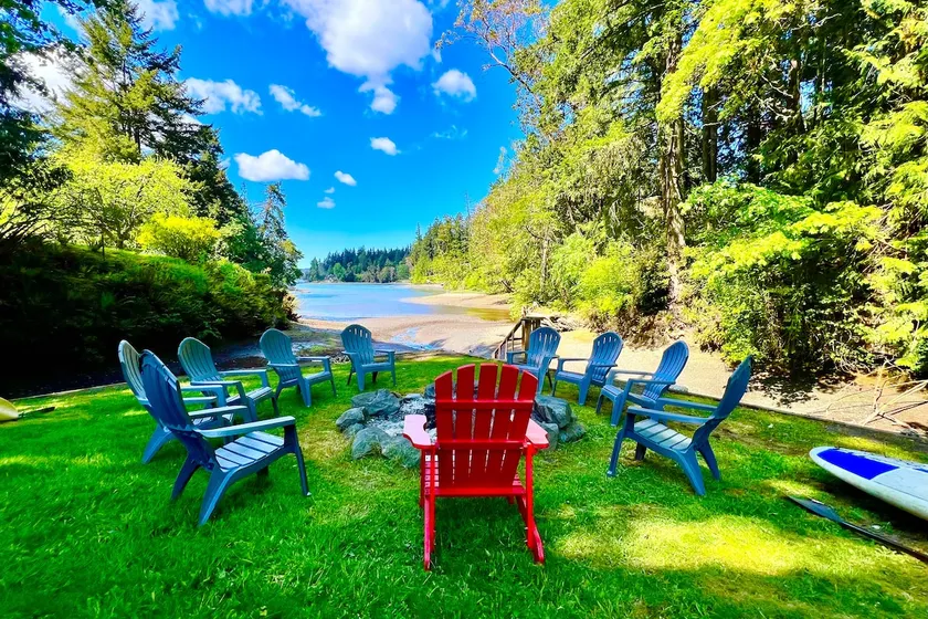 Bayfront PNW Lodge: Dock, Pickleball & Guest House - Image 1