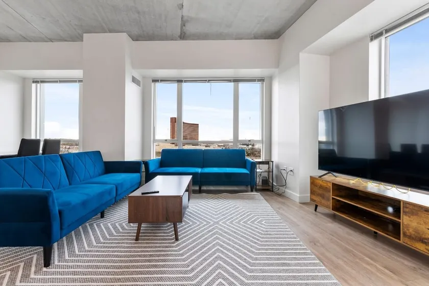 Spacious & Modern 3BR 2BA Condo Lake, City View - Image 1