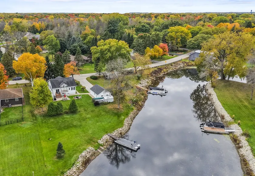Cozy Riverfront Retreat - Image 1