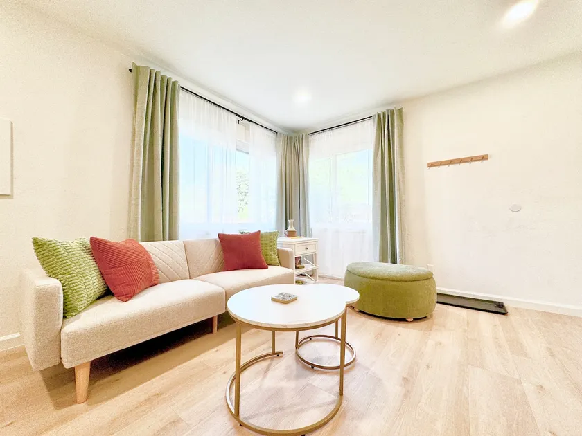 Bright & Cozy Home Perfect for Families & Work* - Image 1