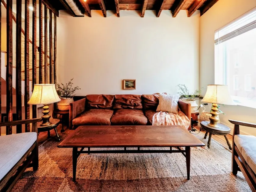Stylish & Cozy Rowhome in Trendy Remington - Image 1