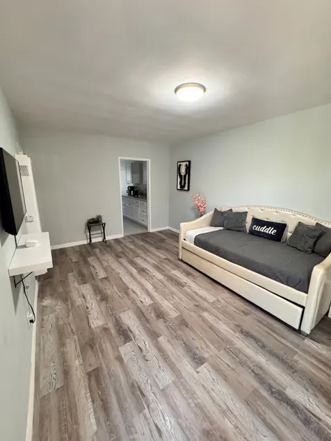 Burbank apt - Image 1