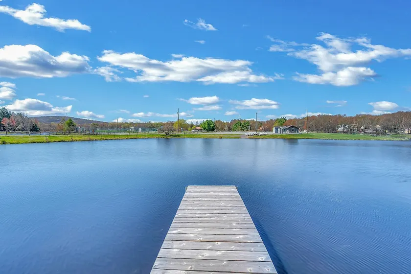 Lakefront paradise - Image 1
