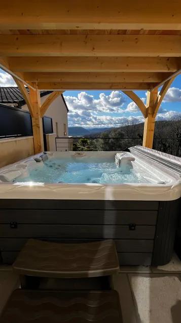 House with private spa and valley views - Image 1