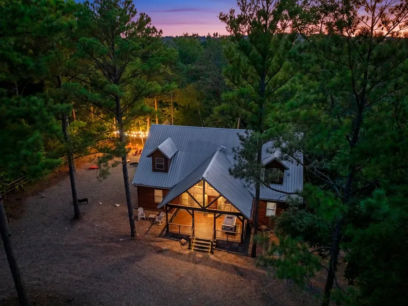 Walk2Town-Private Creek-Hot Tub-Treehouse-Firepit - Image 1