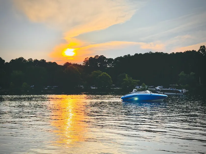 Lake Life: Quiet, Convenient & Spacious - Image 1