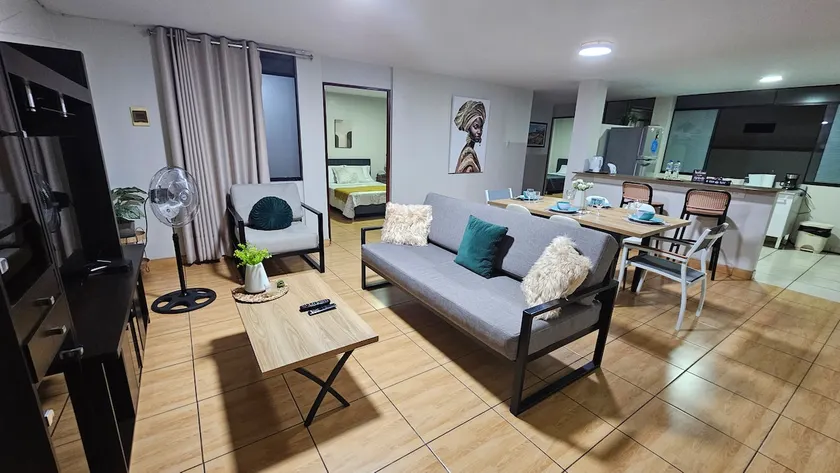 Cozy 2nd floor apartment with garage, 20 min from the airport - Image 1