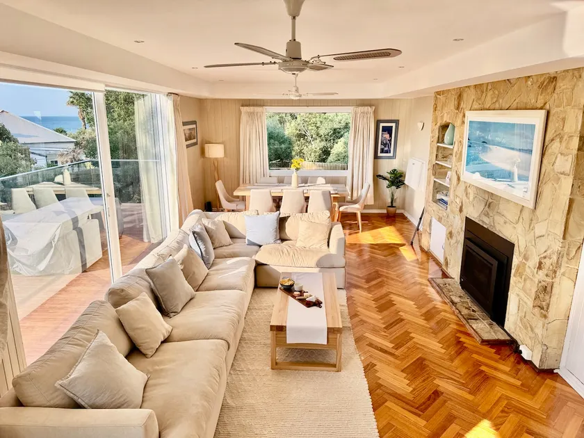Beachside House + 2 Queen Studios: Sleeps 12 - Image 1