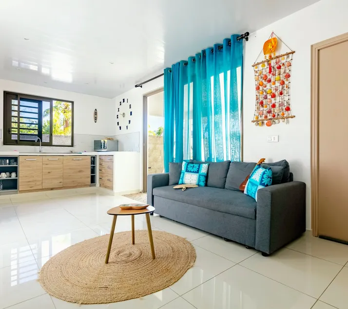 Cozy bungalow on the sea side, near Temae beach - Image 1