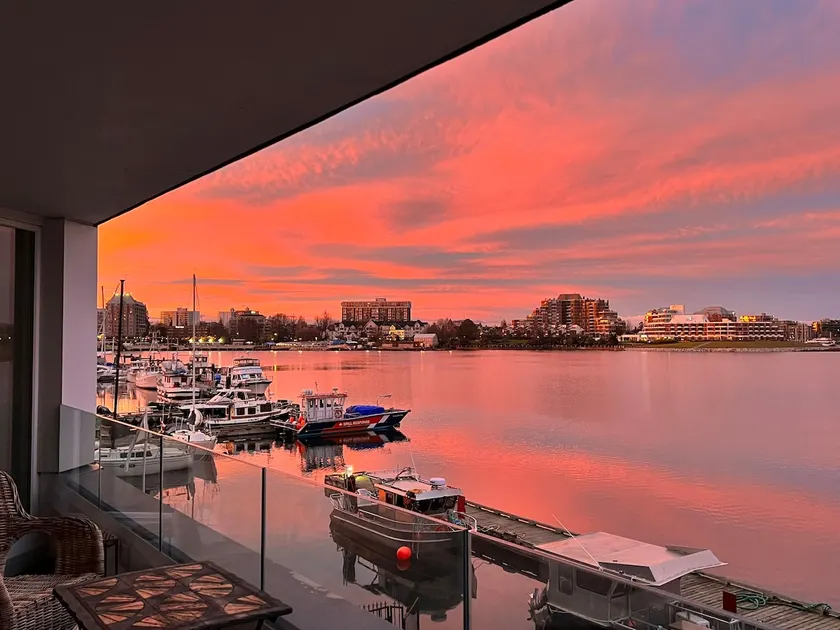 Spectacular Waterfront Executive Suite! - Image 1