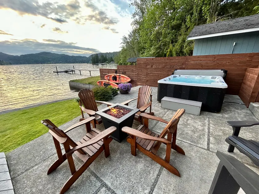 Quaint Lakeside Cottage - Image 1