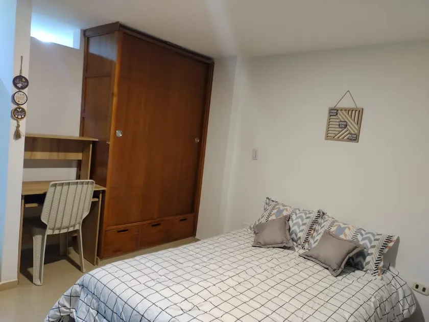 Central furnished studio apartment - Image 1
