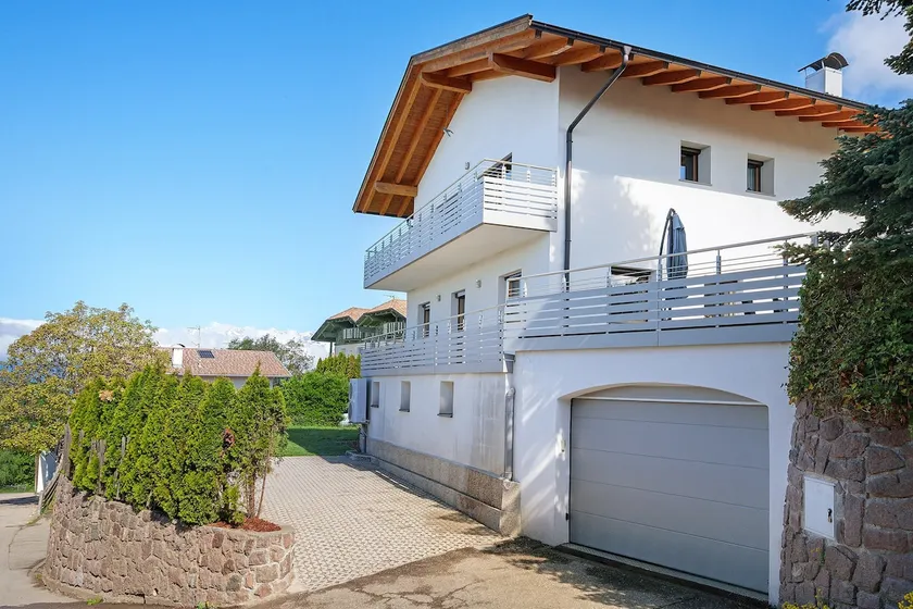 Casa de Férias 'Villa Reny' com Vista para a Montanha, Terraço Privado e Wi-Fi - Image 1