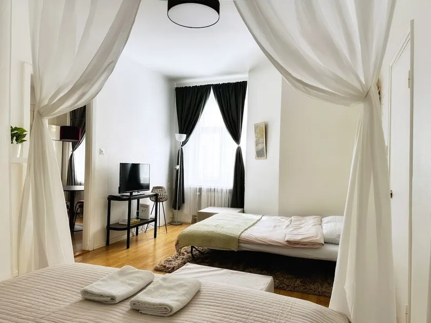 1BR Demure Design & Urban Living in Kamppi - Image 1
