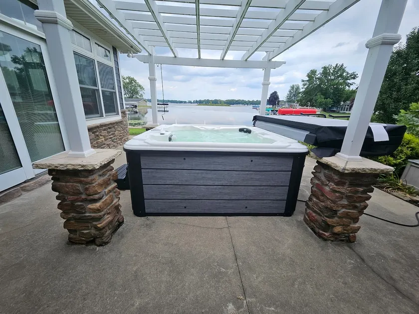 Lakefront, Pets, Hot Tub, dock, fishing, kayaks. - Image 1