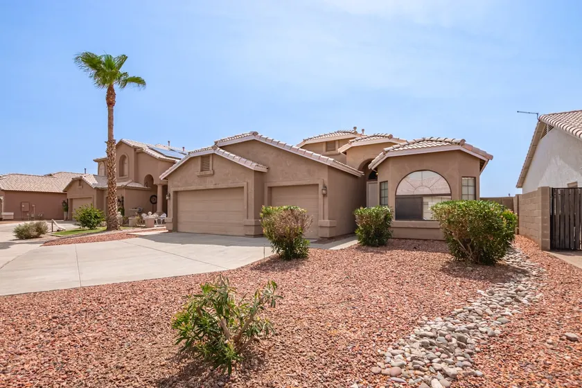 Chic & Spacious Retreat with Mountain Views! - Image 1
