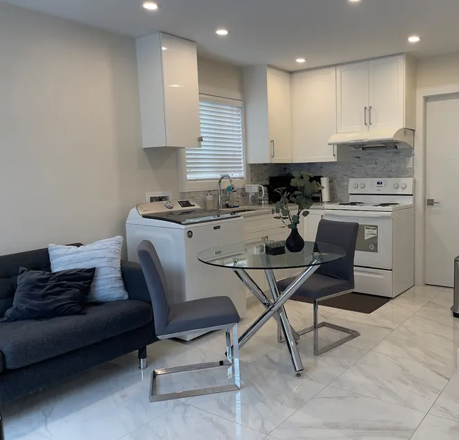 Modern Spacious 1BR minutes away from Main St - Image 1