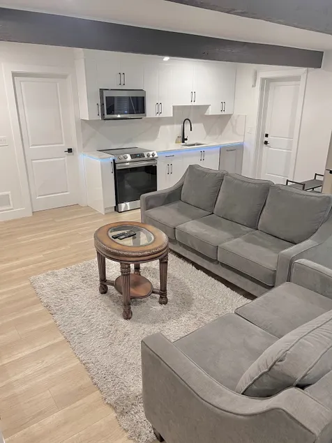 Private Luxury Suite Top-Rated Near Ferry &Airport - Image 1