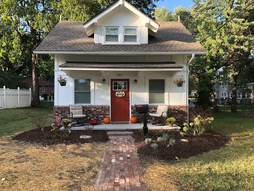 Two story tiny house bungalow! - Image 1
