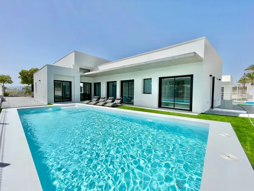Private pool / 5 bedrooms / 4 baths - Image 1
