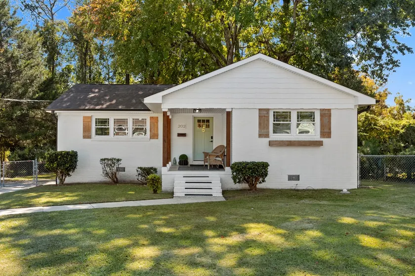 Upscale Cottage - Image 1