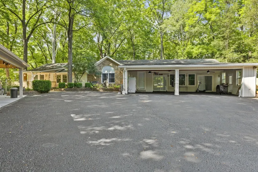 The Gathering Place: LG Home. 4BR, 8 beds, LG sofa - Image 1
