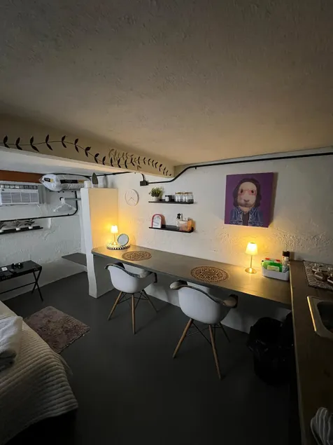 Cozy Retreat: Your Modern Studio - Image 1