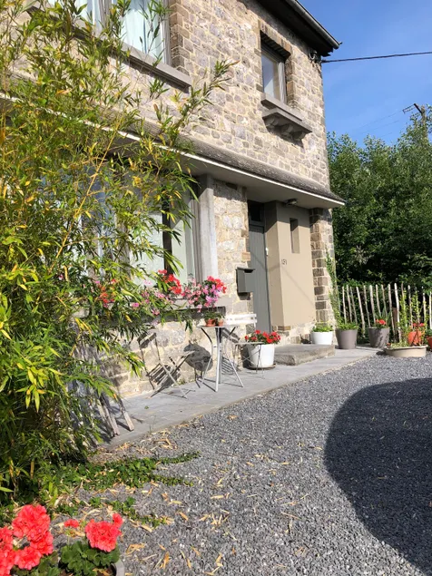 Artist's house & garden in the countryside - Image 1