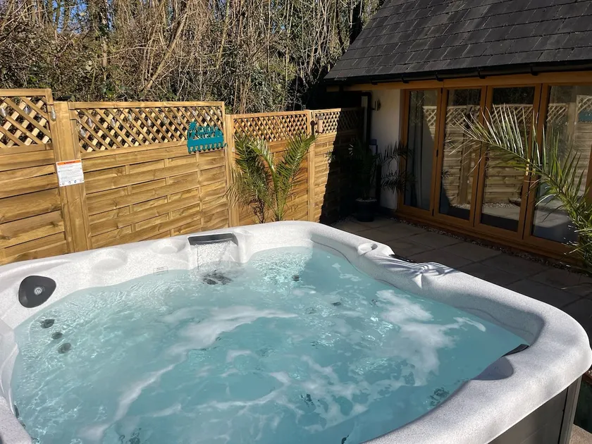 Torbay, luxurious, secluded cottage with hot tub - Image 1