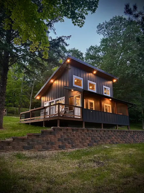 Cozy Peninsula Lake Outpost - Image 1