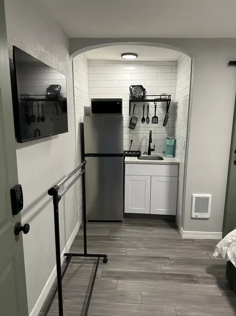 Small but Clean Studio Apt - Image 1
