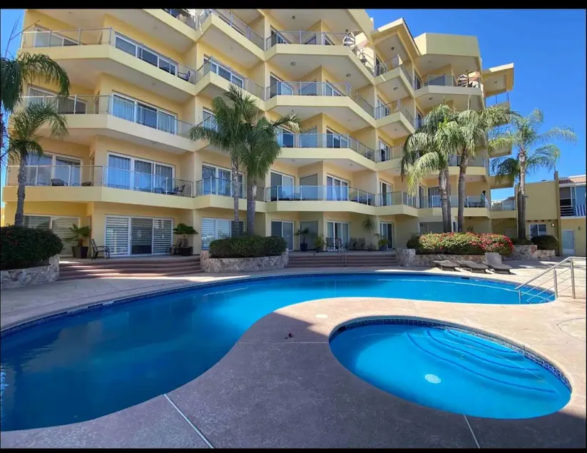 1A condo with a pool in the marina - Image 1