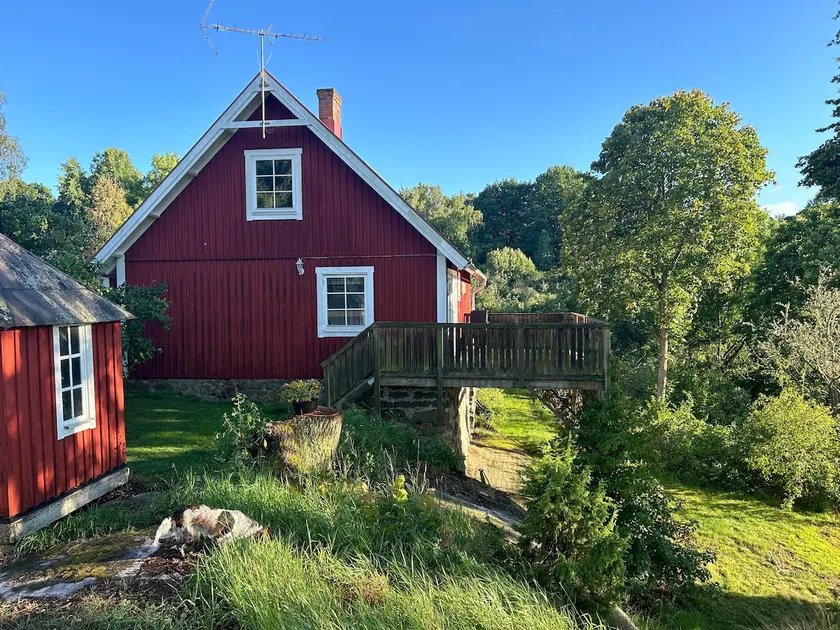 The little house in the yard - Image 1