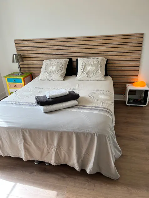 100% air-conditioned apartment with 160 cm bed, quiet & comfortable - Image 1