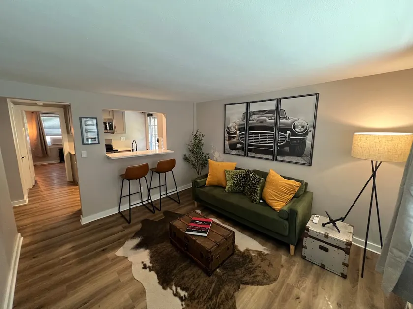Trendy 1 Bed Steps to Dining - Farmington Valley - Image 1
