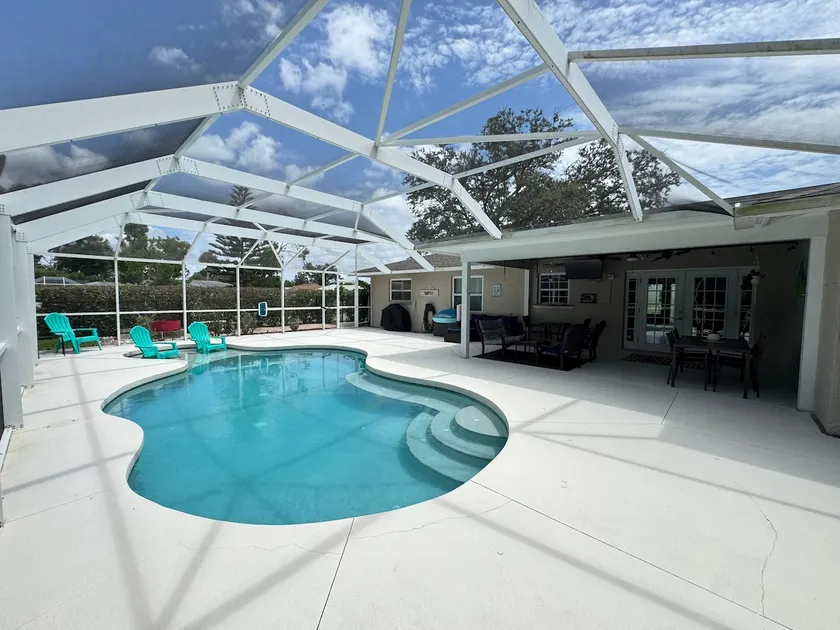Venice Charm 3/2 heated, screened pool - Image 1