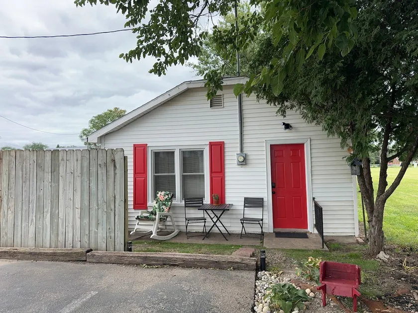 Airport cottage - Image 1