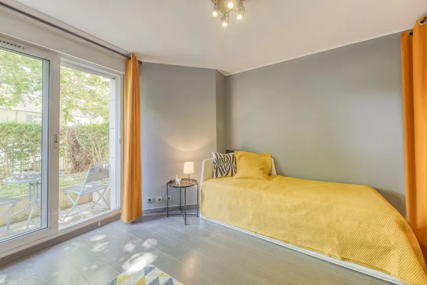 Studio with parking and terrace near Paris - Image 1