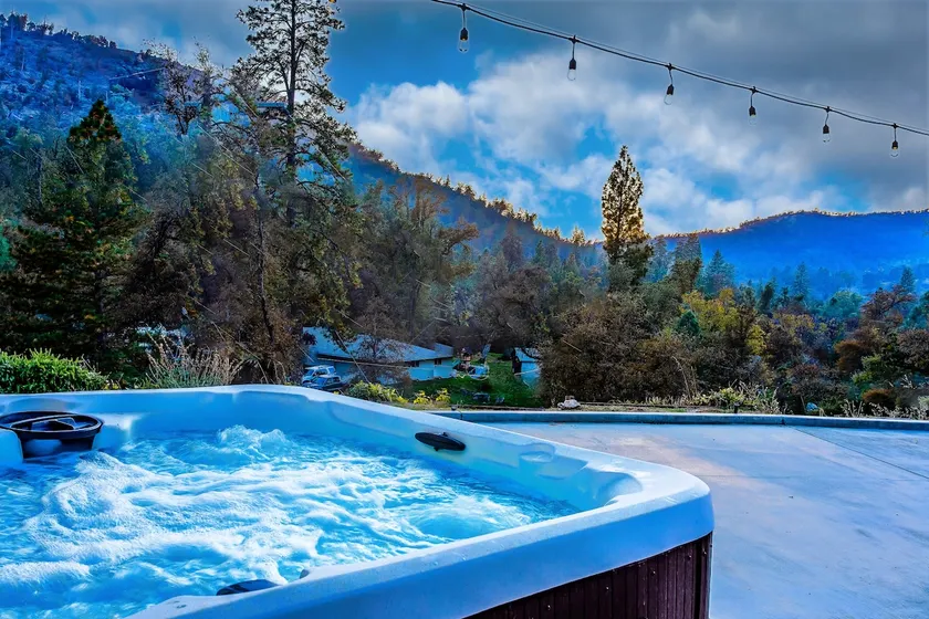 Rustic Cabin with Hot tub, Game room at Yosemite - Image 1