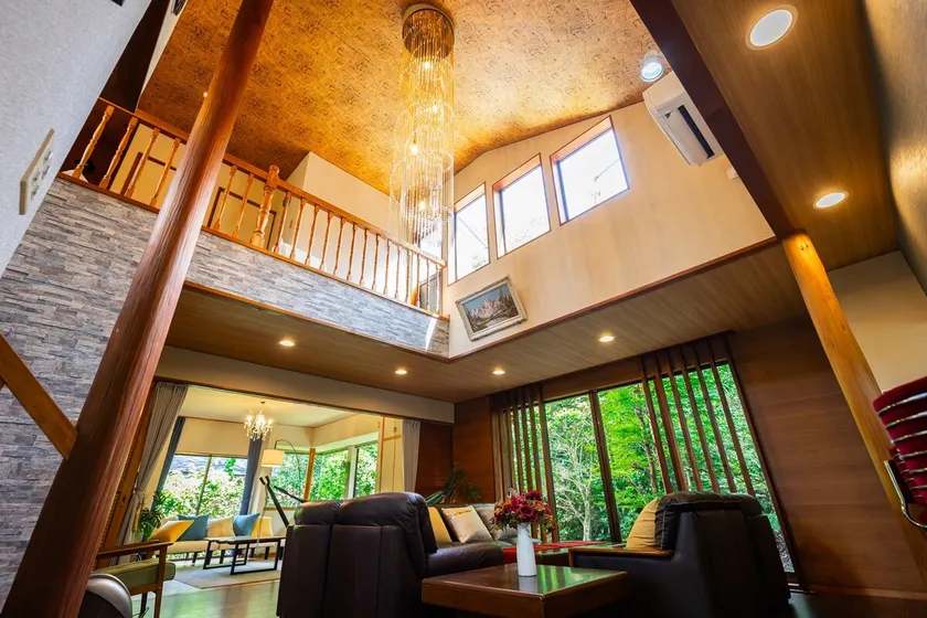 Luxurious chandelier, 2 living rooms, maximum 19 people, roofed BBQ, 10 minutes by car from Shuzenji, 2 gas dryers - Image 1